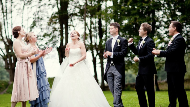 Lykkelig brudepar som valgte bryllupslokale på Refsnes Gods i Østfiold