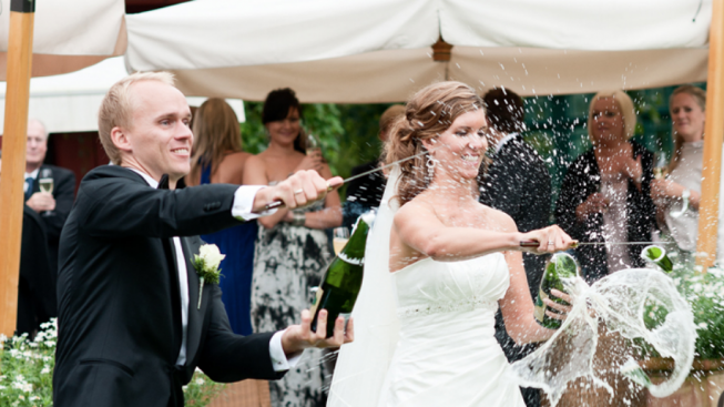 Et lykklig brudepar som har brukt Engø Gård som bryllupslokale i Vestfold