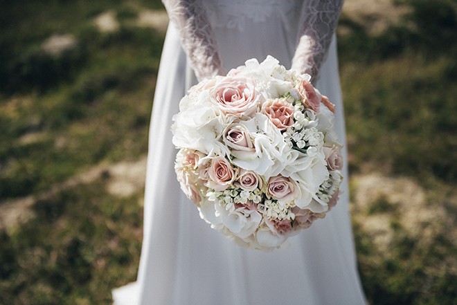 Brudebuketten var laget av hvit hortensia, roser, bovardia og en god dose kjærlighet.