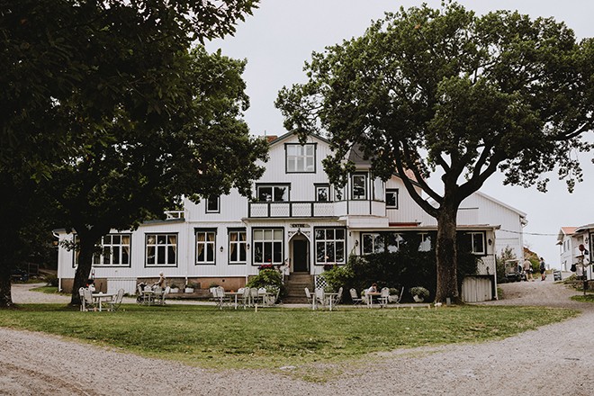 Bryllupet fant sted på Hotel Koster, på Ekenäs. Med en flott terrasse mot havet og gode overnattingsmuligheter i umiddelbar nærhet til selskapslokalet, kunne dette stedet tilby alt det brudeparet var ute etter.