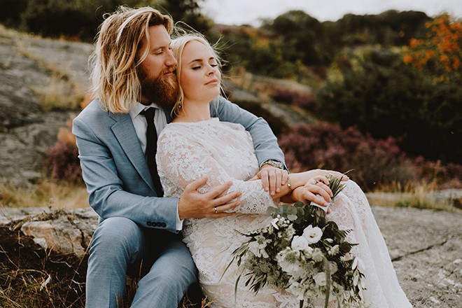 Valget av fotograf falt på Carolina Segre fra København. Bruden fant henne på Instagram, og forelsket seg helt i hennes uttrykk. Naturlige øyeblikk og fine farger er noen av stikkordene.