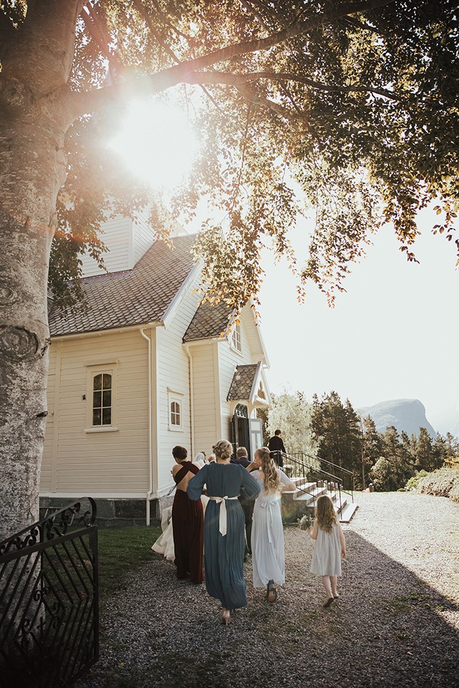 Bruden med følge ankommer Liabygda kirke, 20 minutter etter skjema.