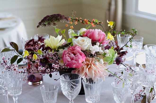 FARGERIKT: Borddekorasjon med blomster i forskjellige farger. Foto og blomster: Kirsten Westergaard